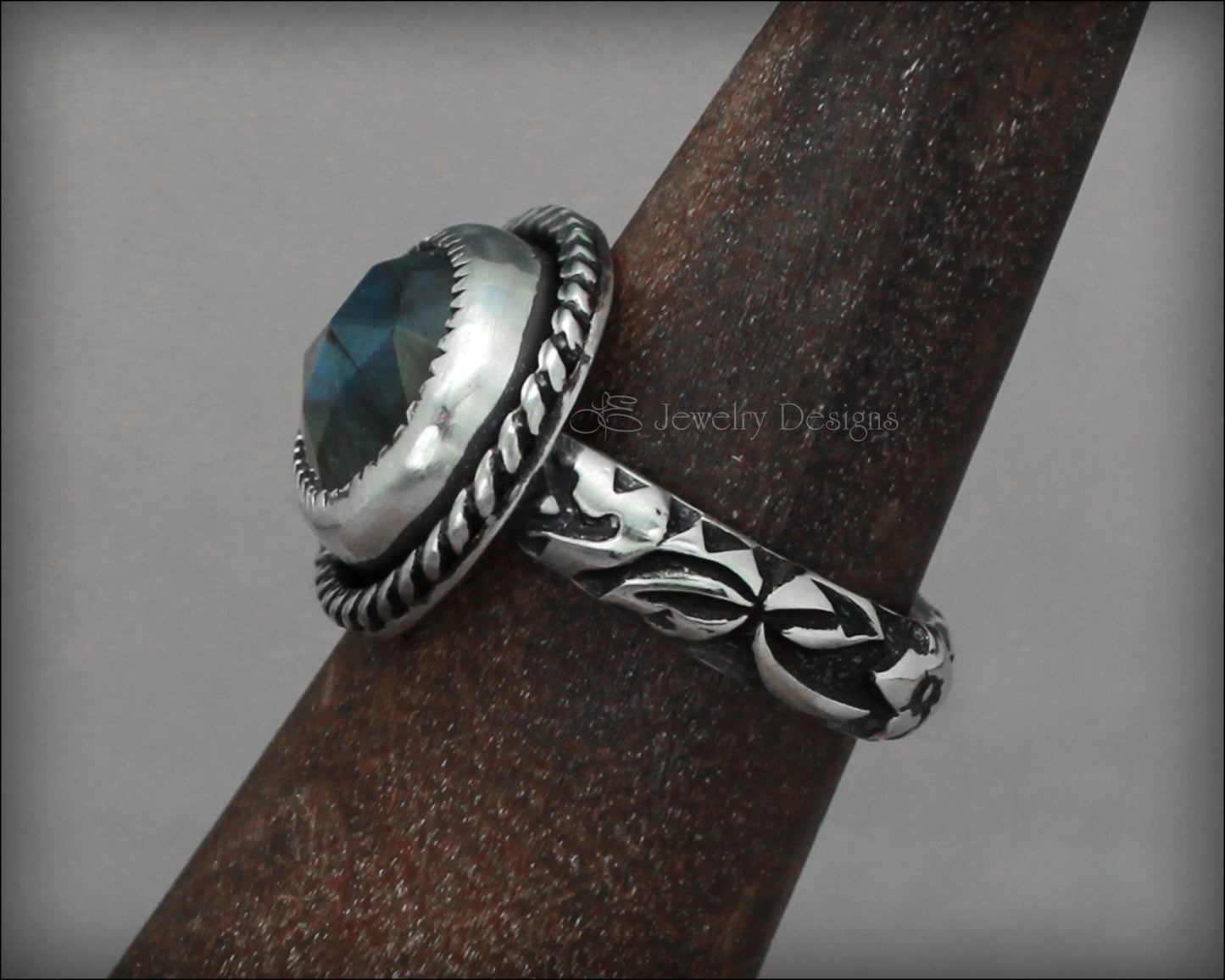 Size 5.5 - Sterling Oval Labradorite Ring - LE Jewelry Designs