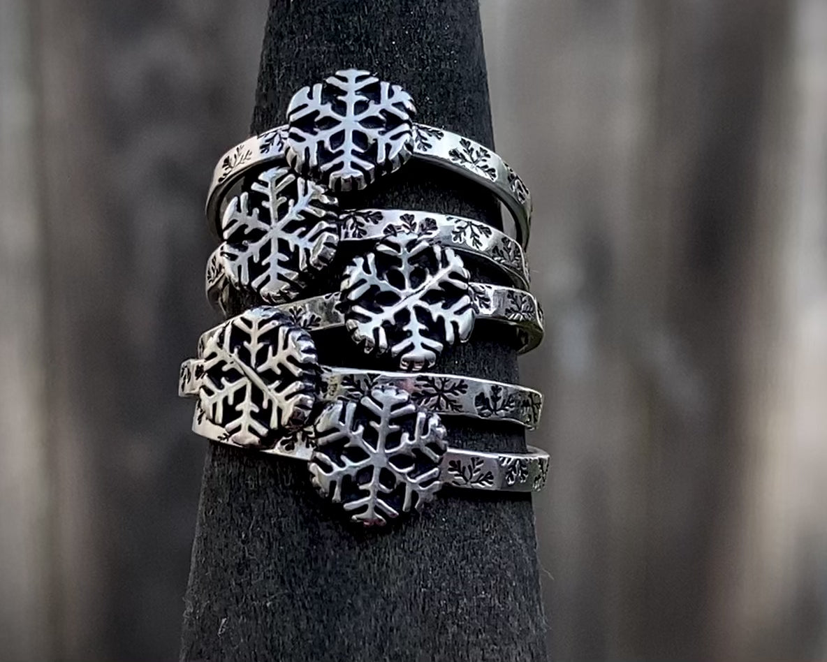 Load and play video in Gallery viewer, Sterling Silver Snowflake Ring
